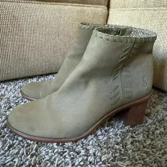 ED Ellen Degeneres Leather Ankle Heeled Boot Bootie Green Chive Size 9 - Picture 1 of 9